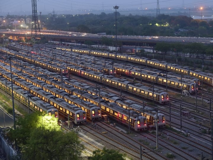 दिल्ली में लॉकडाउन बढ़ने के बाद DMRC ने कहा- अगली नोटिस तक निलंबित रहेगी मेट्रो सेवा