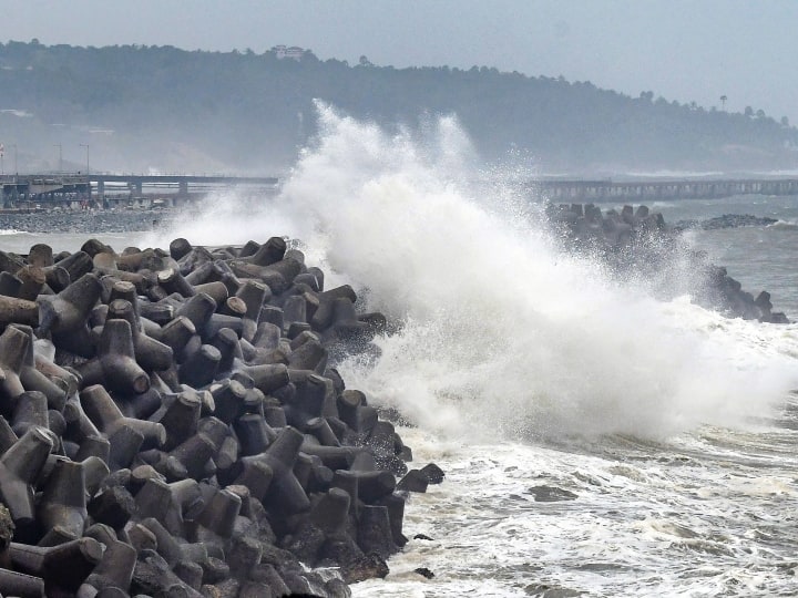 Cyclone Tauktae LIVE Updates heavy rains at isolated places in Kerala, Maharashtra Cyclone Tauktae Live: केरल, कर्नाटक, गोवा में तबाही मचाने के बाद चक्रवात ‘ताउते’ गुजरात की तरफ बढ़ा, छह लोगों की मौत