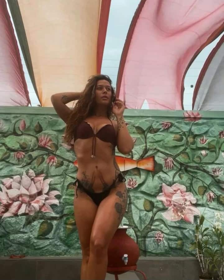 हाल ही में उन्होंने अपने इंस्टाग्राम अकाउंट पर एक बार फिर से बिकिनी फोटो शेयर की है. अब तक की उनकी तस्वीरों में से ये फोटो थोड़ी अलग हैं. इससे पहले हाल ही में कृष्णा ने अपने कुछ फोटोज और वीडियोज भी इंस्टा स्टोरी पर शेयर कि थी. अपने एक फोटो के कैप्शन में कृष्णा ने लिखा था- 'ऊप्स, लगता है मैं अपने आप को कुछ ज्यादा ही फील करने लगी हूं.'