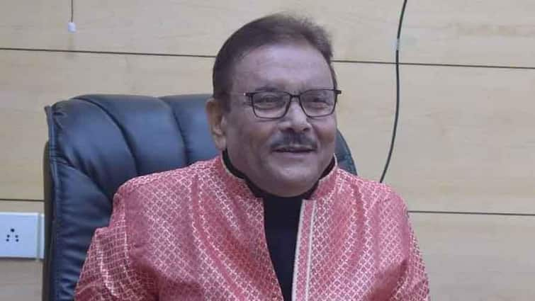 TMC MLA Madan Mitra claims 98 groups of Kamarhati ditributing reliefs to the state Madan Mitra on Kamarhati : কামারহাটির ৯৮টি গ্রুপ সারা রাজ্যে ত্রাণ বিলি করছে, ফেসবুক লাইভে বললেন মদন