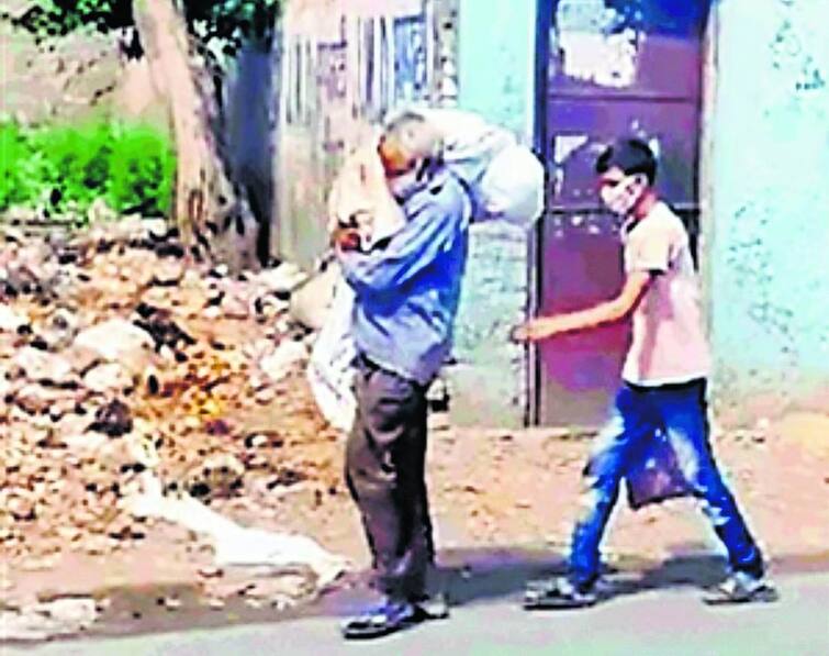 Shame on Jalandhar's viral video! Man carrying his 11-year-old daughter's dead body on his shoulder ਹੁਣ ਜਲੰਧਰ ਦੀ ਵਾਇਰਲ ਵੀਡੀਓ ਨੇ ਕੀਤਾ ਸ਼ਰਮਸਾਰ!