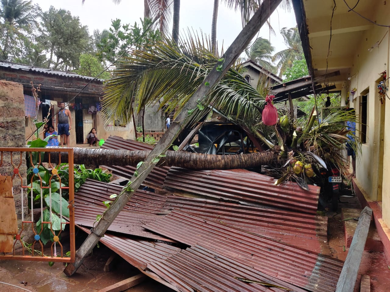 Maharashtra Cyclone Tauktae: तोक्ते चक्रीवादळाचे कोकणात रौद्ररुप; घरांची छप्परं उडाली, फळबागा जमीनदोस्त तर अनेक ठिकाणची बत्ती गुल