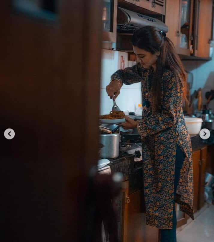 কেবল উৎসব নয়, রীতিমতো রান্নায় হাত লাগাতে দেখা গেল জয়াকে। বাড়ির রান্নাঘরে ঈদের বিশেষ রান্নায় ব্যস্ত জয়া।