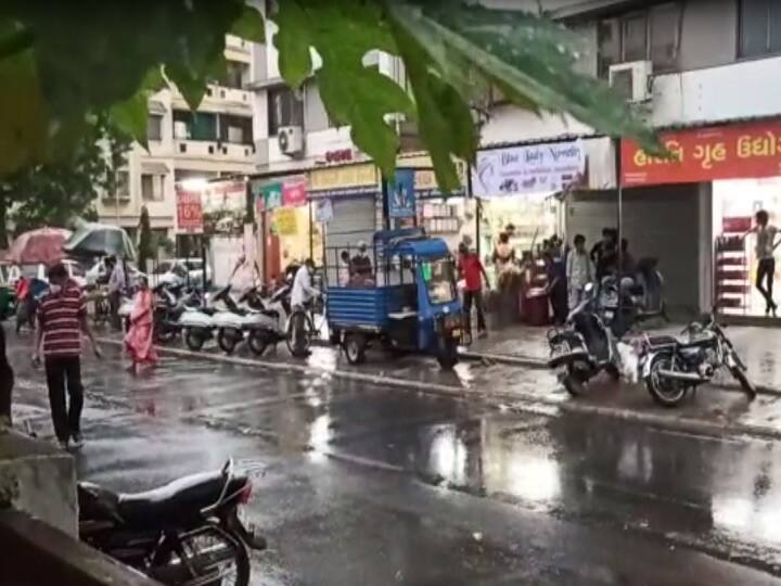 Cyclone Tauktae : Slow rain in Several part of Ahmedabad Cyclone Tauktae : અમદાવાદના કેટલાક વિસ્તારોમાં પવન સાથે ધીમી ધારે વરસાદ