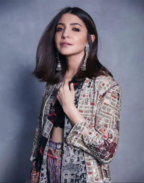 ਆਰਮੀ ਪਰਿਵਾਰ ਨਾਲ ਸਬੰਧ ਰੱਖਣ ਵਾਲੀ ਅਨੁਸ਼ਕਾ ਸ਼ਰਮਾ ਜਦੋਂ ਮਾਡਲਿੰਗ 'ਚ ਆਈ ਤਾਂ ਇੰਡਸਟਰੀ 'ਚ ਕਿਸੇ ਨੂੰ ਨਹੀਂ ਜਾਣਦੀ ਸੀ, ਪਰ ਫਿਰ ਵੀ ਉਸ ਨੇ ਕਦੇ ਹਾਰ ਨਹੀਂ ਮੰਨੀ। ਉਸ ਨੂੰ ਮੌਕਾ ਮਿਲਿਆ ਅਤੇ ਉਨ੍ਹਾਂ ਮੌਕਿਆਂ 'ਤੇ ਉਸ ਨੇ ਚੌਕੇ ਮਾਰੇ। 