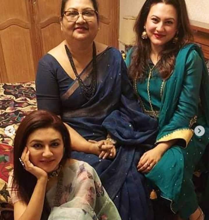 নববর্ষে সোশ্যাল মিডিয়ায় শুভেচ্ছা জানাতে গিয়ে জয়া তুলে ধরেছিলেন করোনা পরিস্থিতির কথা। ভার্চুয়াল সেই শুভেচ্ছাবার্তায় জয়া সাবধানবাণীও দিয়েছিলেন।