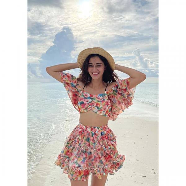 अनन्या पांडे ने अपने प्रिंटेड आउटफिट को क्यूट और ग्रेसफुल रखा. आउटफिट की कलरफुलनेस इसे सबसे अलग दिखा रही है. अनन्या ने फ्लोरल प्रिंटेड क्रॉप टॉप और मैचिंग स्कर्ट कैरी की है जो एक स्प्रिंग वाइब दे रही है. एक्ट्रेस ने इस आउटफिट को बीच हैट के साथ पेयर किया और इसे परफेक्ट फिनिशिंग टच दिया.