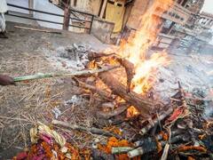 नोएडा: अस्पतालों में बेड के बाद अब श्मशान घाट में लकड़ियों की हुई कमी, रोजाना 4 गुना ज्यादा लोग जा रहे अंतिम निवास