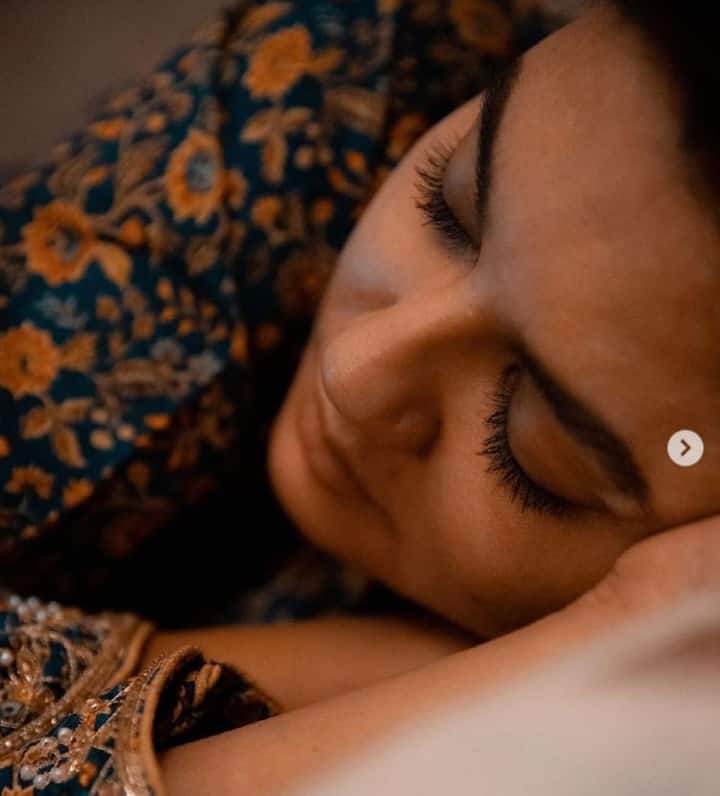 এই ছবিটি শেয়ার করে জয়া লেখেন, '‘তিনবেলা ঈদের খাবারের সাথে একবেলা ঘুম হলো আশীর্বাদ। আমাদের সিমীত পরিসরের ঈদ’