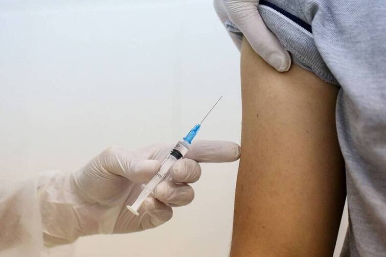 Blood clotting incidence is very low in India after taking Coronavirus vaccine says Government भारत में कोरोना वैक्सीन लेने के बाद खून के थक्के जमने की घटनाएं बेहद कम- सरकार