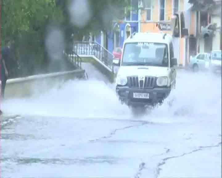 তবে তওতের প্রভাবে প্রবল ঝোড়ো বাতাস বওয়ার পাশাপাশি প্রচণ্ড বৃষ্টিও চলছে গোয়াজুড়ে।