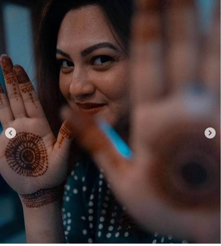 কখনও সাদামাটা পোশাকে হাতে মেহেন্দি আবার কখনও আকাশি শাড়িতে সাজলেন জয়া। সোশ্যাল মিডিয়ায় শেয়ার করলেন সেই সমস্ত ছবিও।