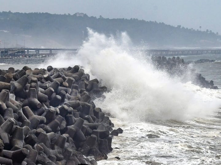 Cyclone Tauktae: cyclon cross Gujarat coast between Porbandar & Mahuva Bhavnagar around 18 May early morning: IMD Cyclone Tauktae: આગામી 24 કલાકમાં વધુ તીવ્ર બનશે વાવાઝોડુ, પોરબંદરથી ભાવનગરના મહુવા વચ્ચે ટકરાશે 