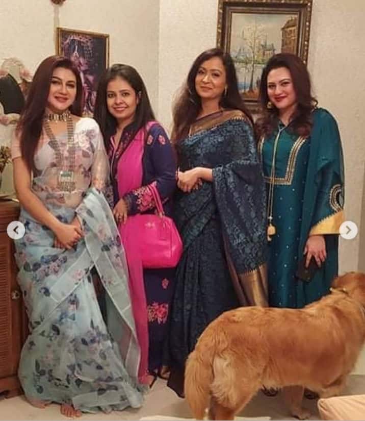 ঈদের সন্ধেয় বাঙালি পোষাকে সেজেছিলেন জয়া। হালকা আকাশি রঙের শাড়িতে সেজেছিলেন তিনি।