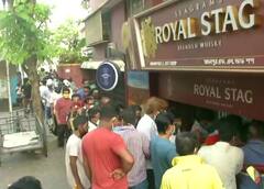 આ શહેરમાં લોકડાઉન પહેલા દારૂ ખરીદવા લોકોએ સોશિયલ ડિસ્ટન્સ નેવે મૂકીને કરી પડાપડી, જુઓ તસવીરો