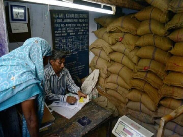 Centre asks states to keep ration shops open on all days to ensure free ration to poors केंद्र का राज्यों को निर्देश- सभी दिन देर तक खुली रहें सरकारी राशन की दुकानें, गरीबों को मिल सके मुफ्त अनाज