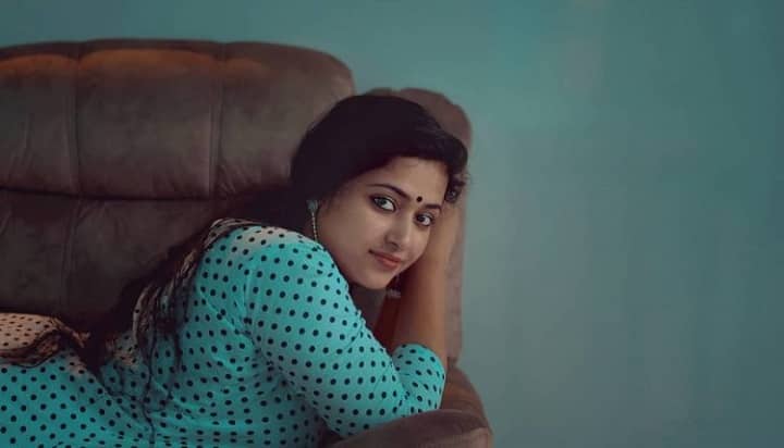 Malayalam actress Anu sithara Instagram posts and comments ஈத் முபாரக் இன்ஸ்டாகிராம் வாழ்த்து! - சர்ச்சை கமெண்ட்டுக்கு பதிலடி கொடுத்த அனு சித்தாரா..