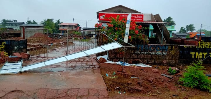 रत्नागिरी जिल्ह्याच्या सागरी हद्दीत दाखल झालेल्या तोक्ते चक्रीवादळामुळे आता राजापूर तालुक्यातील जैतापूर येथे मस्जिदीवरील पत्रे उडून गेल्याची माहिती आता समोर येत आहे. शिवाय, आंबोळगड, साखरीनाटे, जैतापूर या गावांमधील काही घरांवरी पत्रे देखील उडून गेले आहेत.