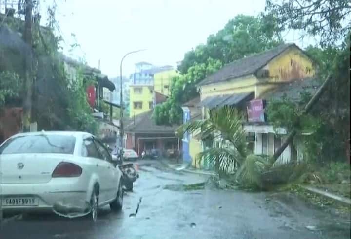 প্রবল বৃষ্টির জেরে জলও জমে যায় একাধিক অঞ্চলে।