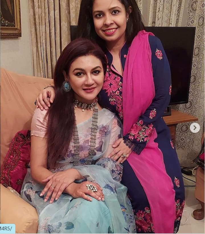 ঈদের সন্ধ্যায় পরিবারের সঙ্গেই কাটালেন জয়া। সম্প্রতি একরাশ শালুক ফুল হাতে নিয়ে একটি ছবি শেয়ার করেছিলেন তিনি। হালকা মেক আপে সেই ছবিতে জয়া যেন পাশের বাড়ির মেয়ে।