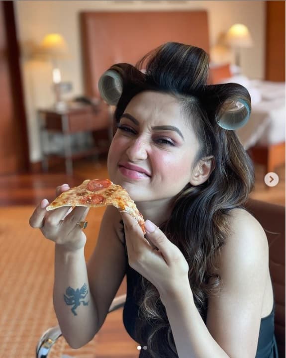 মিমি আরও লেখেন, 'ভালো খাবার খান, এটা আমায় খুব সাহায্য করে। স্নান করুন, ব্যবহার করুন কিছু এসেনসিয়াল অয়েল। অনলাইনে অর্ডার করে আনিয়ে নিতে পারেন। স্নানের জলে এই তেন মিশিয়ে নিন অথবা ঘুমের আগে বালিশে ২ ফোঁটা ফেলে দিন। এতে ভালো ঘুম আসবে। মন ও ভালো হবে।'