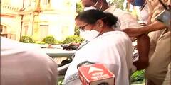 Kolkata : CBI दफ्तर से बाहर आईं CM Mamata Banerjee, 6 घंटे बाद आईं बाहर
