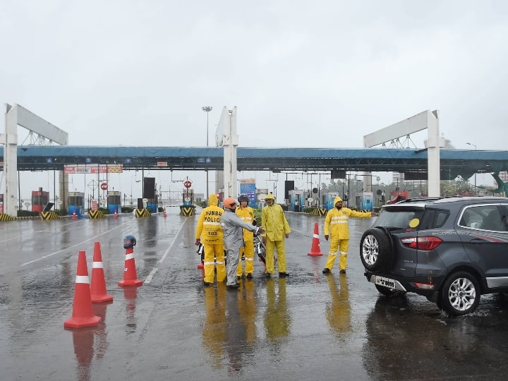 Cyclone Tauktae: महाराष्ट्र के कई इलाकों में भारी बारिश, रात 8 बजे तक गुजरात से टकरा सकता है चक्रवात ताउते | देखें तस्वीरें