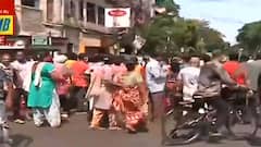 Narada Scam Probe: ফিরহাদের বাড়িতে CBI, চেতলায় পথ অবরোধ, রাস্তায় শুয়ে প্রতিবাদে TMC কর্মী-সমর্থকরা