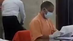 इस गांव में कोरोना मरीज के घर पहुंचे CM Yogi, देखिए मरीज ने मुख्यमंत्री से क्या कहा?