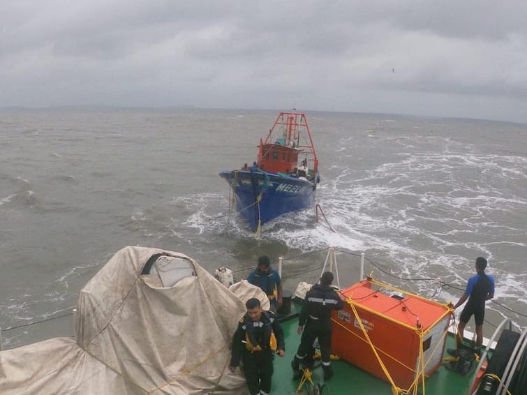Cyclone Tauktae Indian Coast Guard Ship Samarth responding to a distress call rescued 15 crew from a fishing boat Cyclone Tauktae: तोक्ते चक्रीवादळामुळे खवळलेल्या समुद्रात मच्छीमारांची बोट अडकली; 15 जणांची सुखरुप सुटका