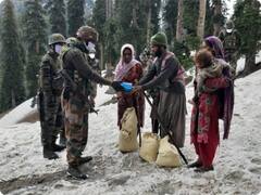 जम्मू कश्मीर: संकट में 'दूत' बना सेना का बचाव दल, 24 घंटे में 11 हजार फुट चढ़ बकरवाल परिवार को पहुंचाया खाना
