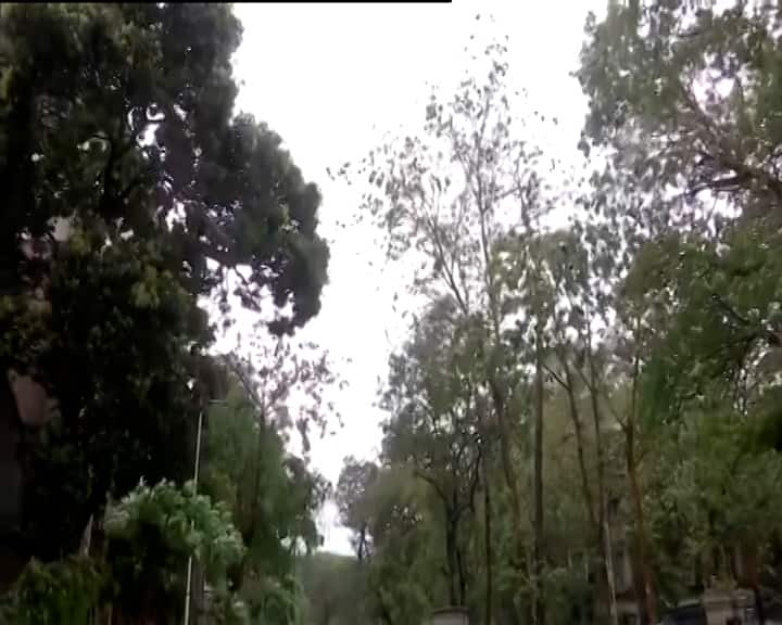সোমবার দুপুরে IMD মুম্বই-এ অতিভারী বৃষ্টিপাতের সতর্কতা জারি করেছে । পাশাপাশি এও জানানো হয়েছে, দিনভর একাধিক জায়গায় ১২০ কিলোমিটার বেগে বইবে ঝড়ো হাওয়া। সাধারণ মানুষকে বাইরে বেরনোয় নিষেধাজ্ঞা জারি করা হয়েছে। জানানো হয়েছে অতিভারী ঘূর্ণিঝড়ে পরিণত হয়েছে তওকে