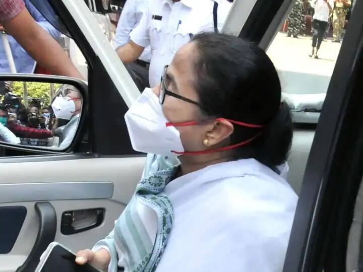 'Narada Scam  West Bengal Chief Minister Mamata Banerjee leaves from CBI office after six hours मंत्र्यांच्या अटकेनंतर CBI कार्यालयात पोहचलेल्या मुख्यमंत्री ममता बॅनर्जी 6 तासांनंतर बाहेर, म्हणाल्या..