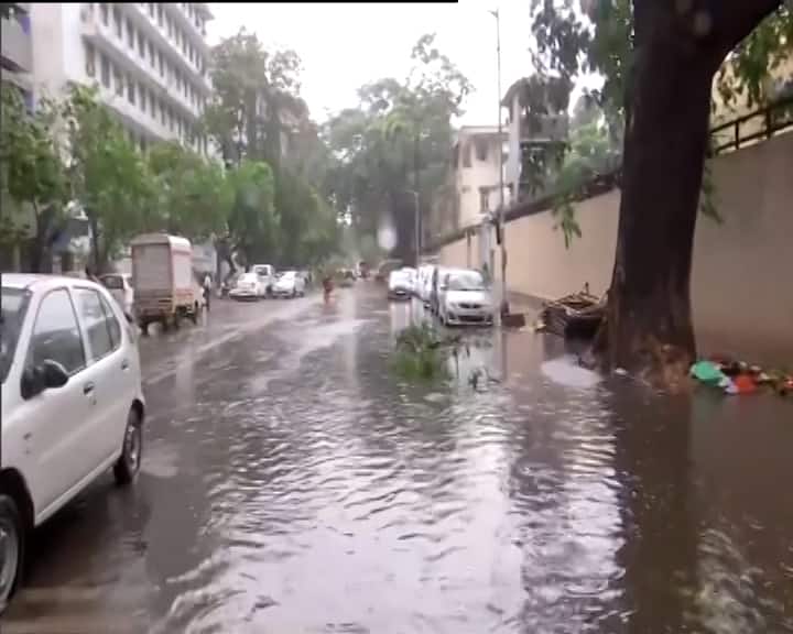 ভারতীয় নৌসেনা বাহিনী ইতিমধ্যেই মুম্বই উপকূলে তিনটি জাহাজ মোতায়েন করেছে। এটি কমপক্ষে ৪১০কে উদ্ধার করতে পারবে। ইতিমধ্যেই পৌঁছে গিয়েছে জাহাজগুলি। পাশাপাশি উদ্ধাকারী অন্যান্য জাহাজ ও বিমানও কমঝুঁকিপূর্ণ এলাকায় উদ্ধার অভিযানের জন্য প্রস্তুত রয়েছে।