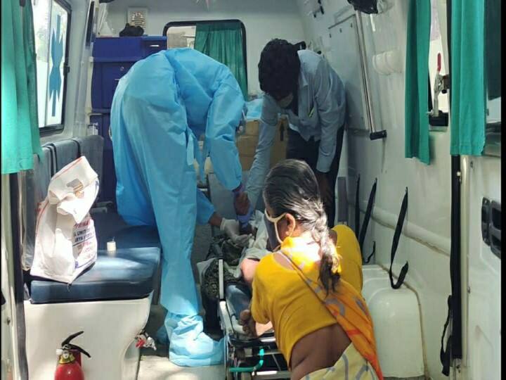 coimbatore corono patients waiting in ambulance நிரம்பி வழியும் கோவை அரசு மருத்துவமனை ; ஆம்புலன்சில் காத்திருக்கும் கொரோனா நோயாளிகள்