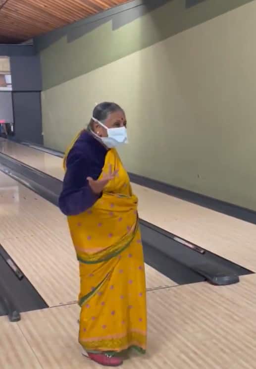 bowler grandma's strikes ten pin bowling goes viral on the internet Ten pin bowling | வைரல் ஹிட்ஸை அள்ளும் பின் பவுலிங் : இணையத்தை கலக்கும்  சூப்பர் பாட்டி