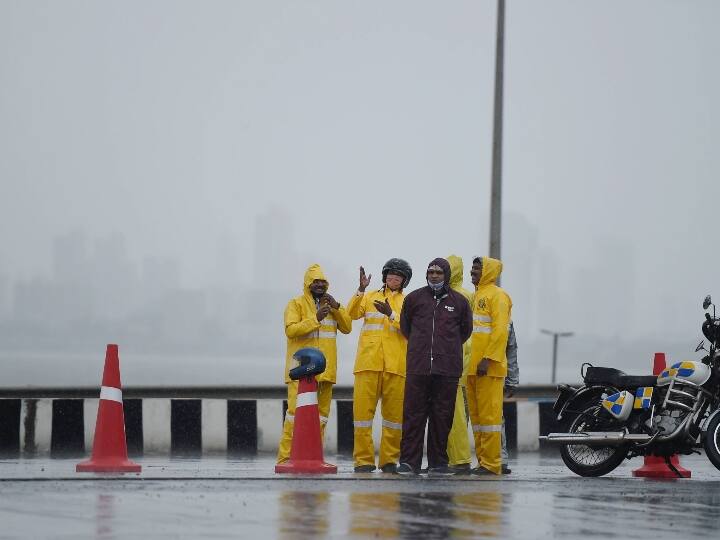 Cyclone Tauktae: महाराष्ट्र के कई इलाकों में भारी बारिश, रात 8 बजे तक गुजरात से टकरा सकता है चक्रवात ताउते | देखें तस्वीरें