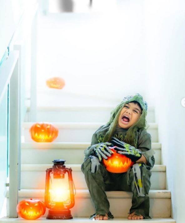 उनका ये बंगला दो मंजिला है, जो पेड़-पौधों से घिरा हुआ है. उनके इस घर में वो सभी सुविधाएं हैं, जो एक लैविश लाइफस्टाइल के लिए जरूरी होती हैं.