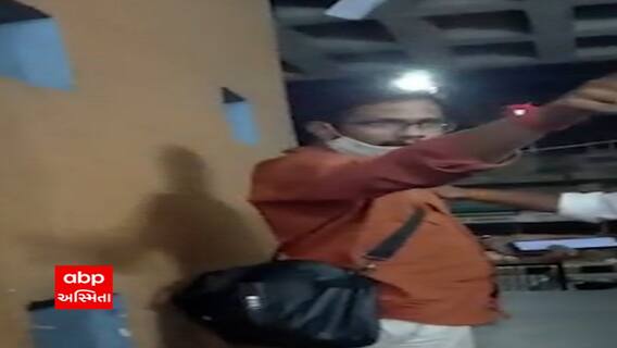 સુરતમાં 'AAP'ના બે કોર્પોરેટર જાહેરમાં લડ્યા, કોર્પોરેટરે કહ્યુ- ફોટો પડાવવા ના આવતા, મહિલા કોર્પોરેટરે કહ્યુ- 'તારાથી થાય તે તું કરી લે'