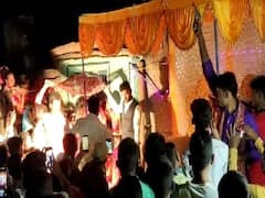 VIRAL VIDEO: हर्ष फायरिंग करने के चक्कर में घायल हुए शख्स, बारात देख रही लड़की की भी बाल-बाल बची जान