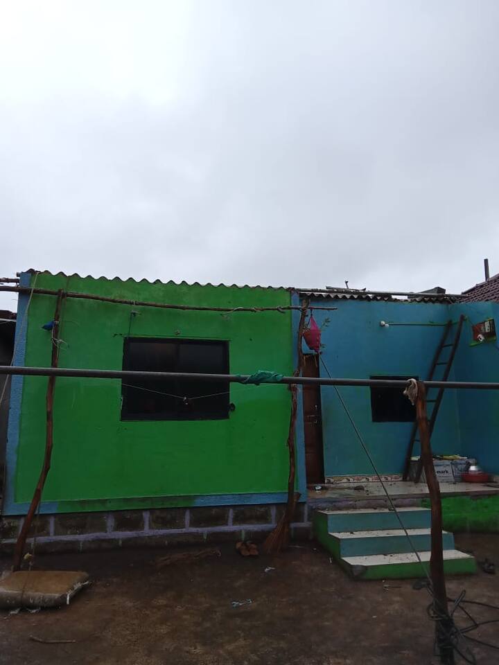 तोक्ते चक्रीवादळाच्या पार्श्वभूमीवर समुद्रकिनाऱ्यावरील रत्नागिरी, सिंधुदुर्ग आणि रायगड जिल्ह्यातील 12 हजार 420 नागरिकांचे सुरक्षित स्थळी स्थलांतर करण्यात आलं आहे.