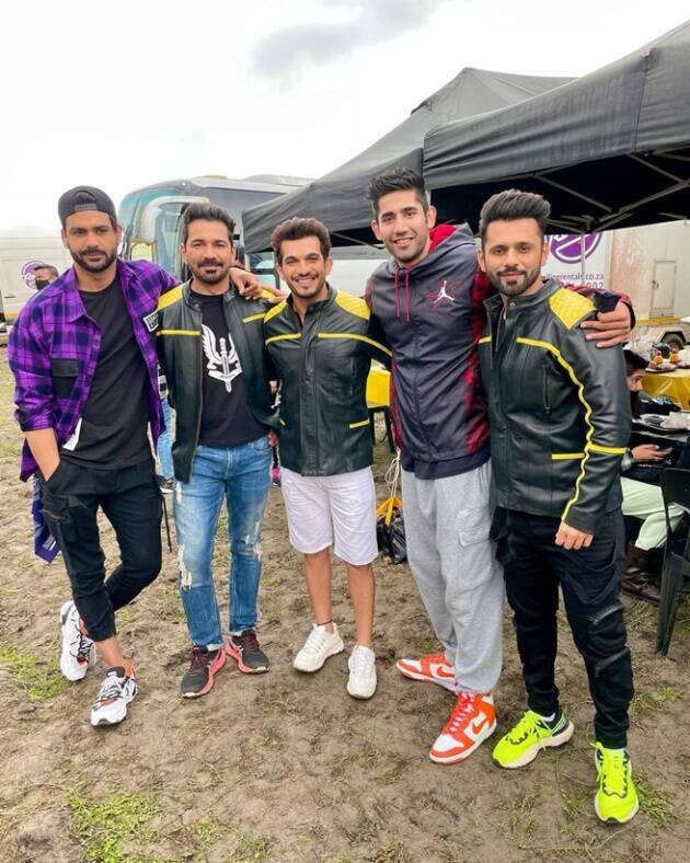 इस सीजन की केप टाउन से जो भी तस्वीरें आती हैं वो वायरल हो जाती हैं. एक्टर्स ने ये तस्वीर पोस्ट करते हुए बताया है कि वो वहां भी मास्क लगाकर रह रहे हैं और सिर्फ पोज के लिए मास्क हटाया है.