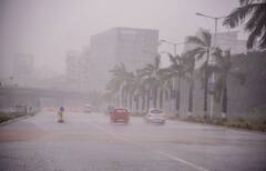 Cyclone Tauktae: বন্ধ বিমান পরিষেবা, মুম্বইয়ে ভয়ঙ্কর রূপে ঘূর্ণিঝড় তওতে