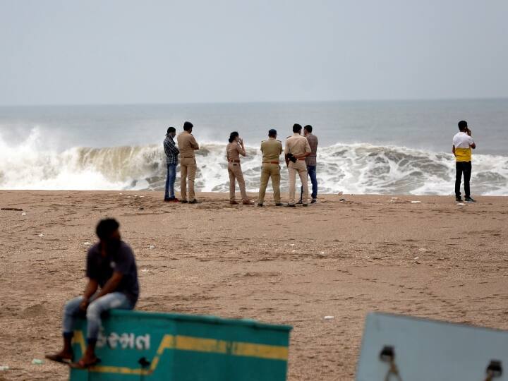 Cyclone Tauktae: महाराष्ट्र के कई इलाकों में भारी बारिश, रात 8 बजे तक गुजरात से टकरा सकता है चक्रवात ताउते | देखें तस्वीरें