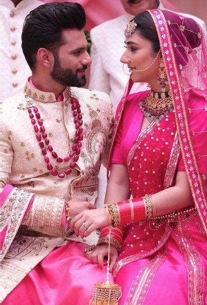 बिग बॉस फेम राहुल वैद्या और दिशा परमार भी एक-दूसरे से प्यार का इजहार कर चुके हैं. दोनों की शादी की डेट कोरोना के कारण फिलहाल टाल दी गई है.