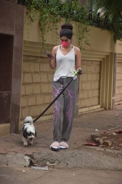 Khushi Kapoor Photos: डॉग को वॉक कराने के बहाने घर से निकलीं खुशी कपूर, सामने आईं ये तस्वीरें