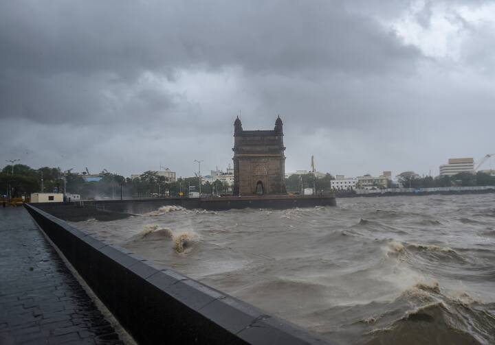 পূর্বাভাস অনুযায়ী, পোরবন্দর থেকে মহুভার মধ্যে আজ রাত থেকে কাল সকালের মধ্যে গুজরাতে আছড়ে পড়বে এই ঘূর্ণিঝড়।ছবি সৌজন্যে- পিটিআই