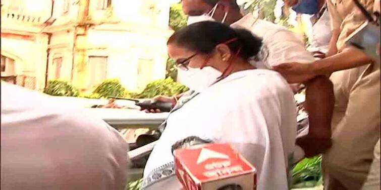 Narada Case Updates: CM Mamata Banerjee came out from Nizam Palace after six hours on Narada sting operation case CM Mamata on Narada Case: ছয় ঘণ্টা পর নিজাম প্যালেস থেকে বেরোলেন মমতা বন্দ্যোপাধ্যায়