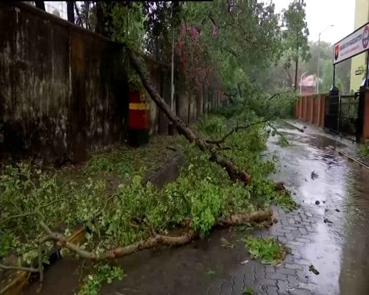 সূত্রের খবর, ইতিমধ্যেই ১২,৪২০ মানুষকে সিন্ধুদ্বার, রত্নগিরির মতো ক্ষতিপ্রবণ জায়গা থেকে সরিয়ে নিয়ে যাওয়া হয়েছে। সোমবার দুপুর পর্যন্ত ৭৯.৪ মিলিমিটার বৃষ্টি হয়েছে শহরে।