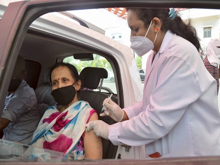 Now you can get Corona vaccine by sitting in a car, drive in vaccination started in Noida ANN अब कार में बैठकर लगवा सकते हैं कोरोना का टीका, नोएडा में शुरू हुआ ड्राइव इन वैक्सीनेशन